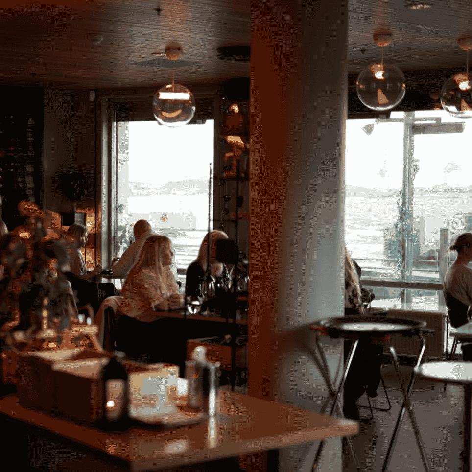 En restaurant med gjester på stoler som spiser
