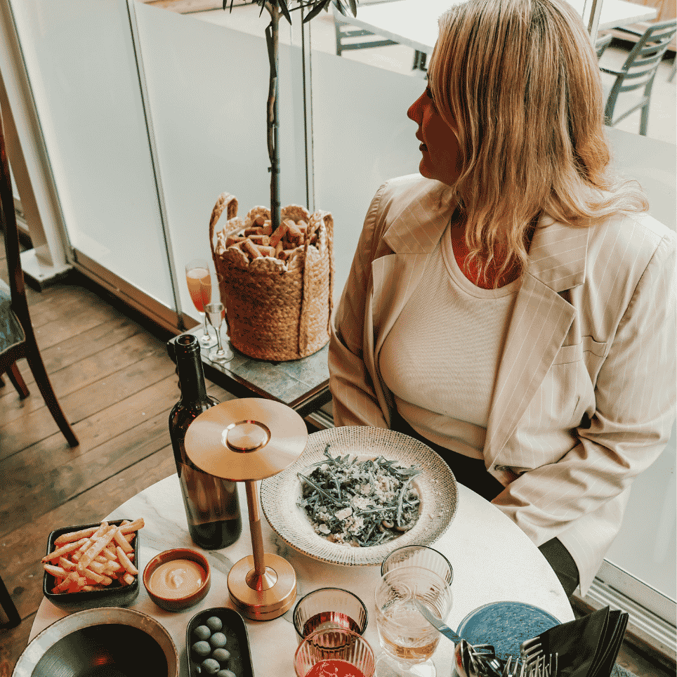 person sitter ved restaurantbord