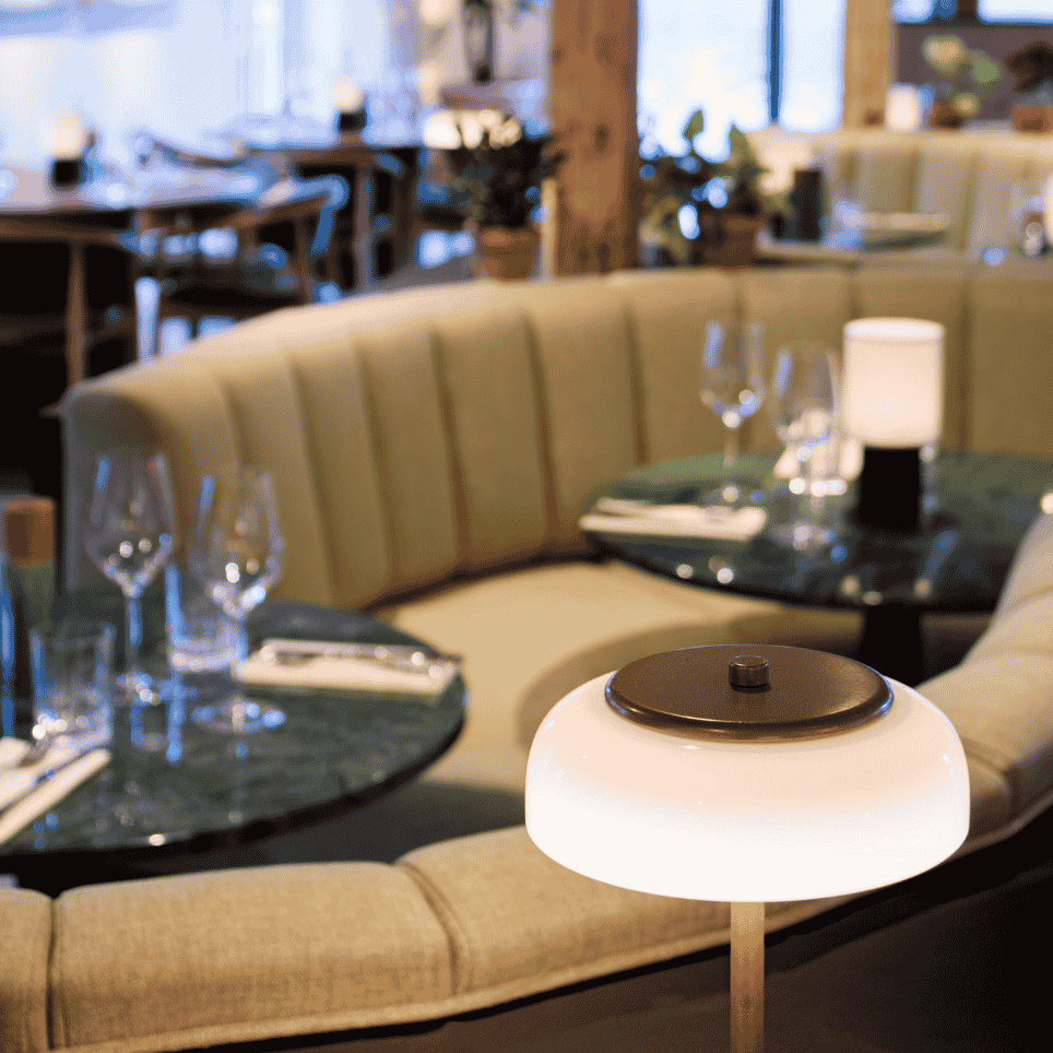 Sofaer med bord og vinglass