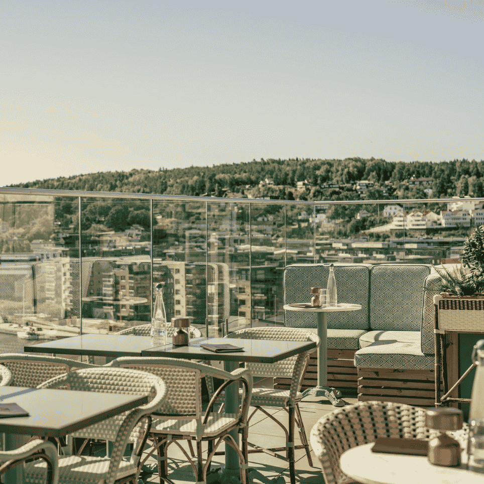 utstik fra takterrasse med bord og stoler