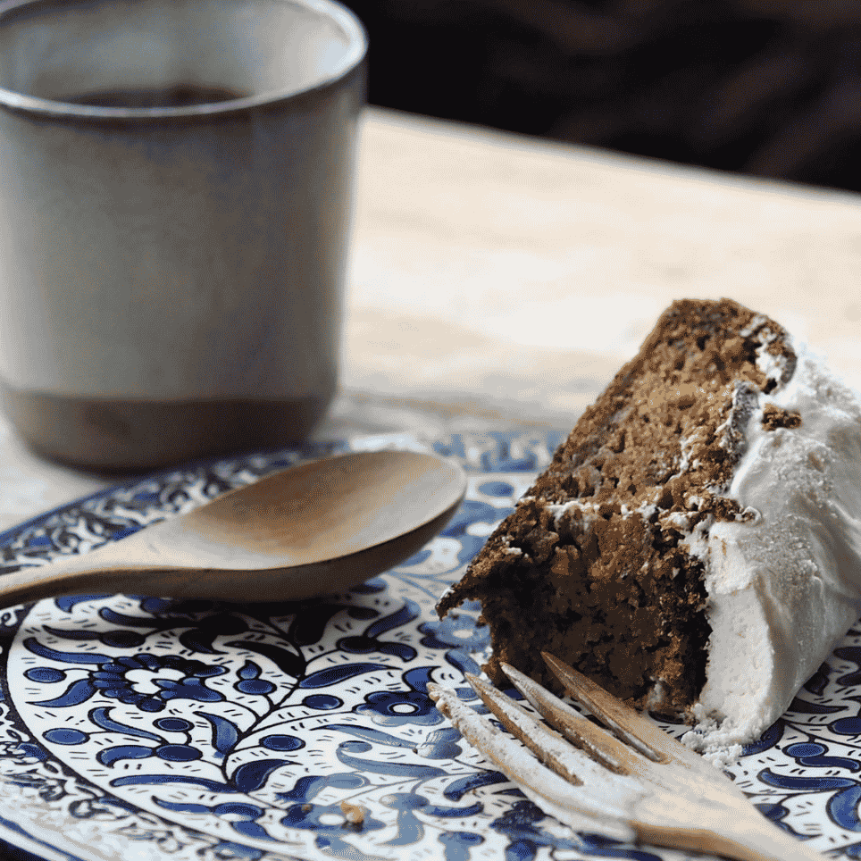 Kake på blått og hvitt fat