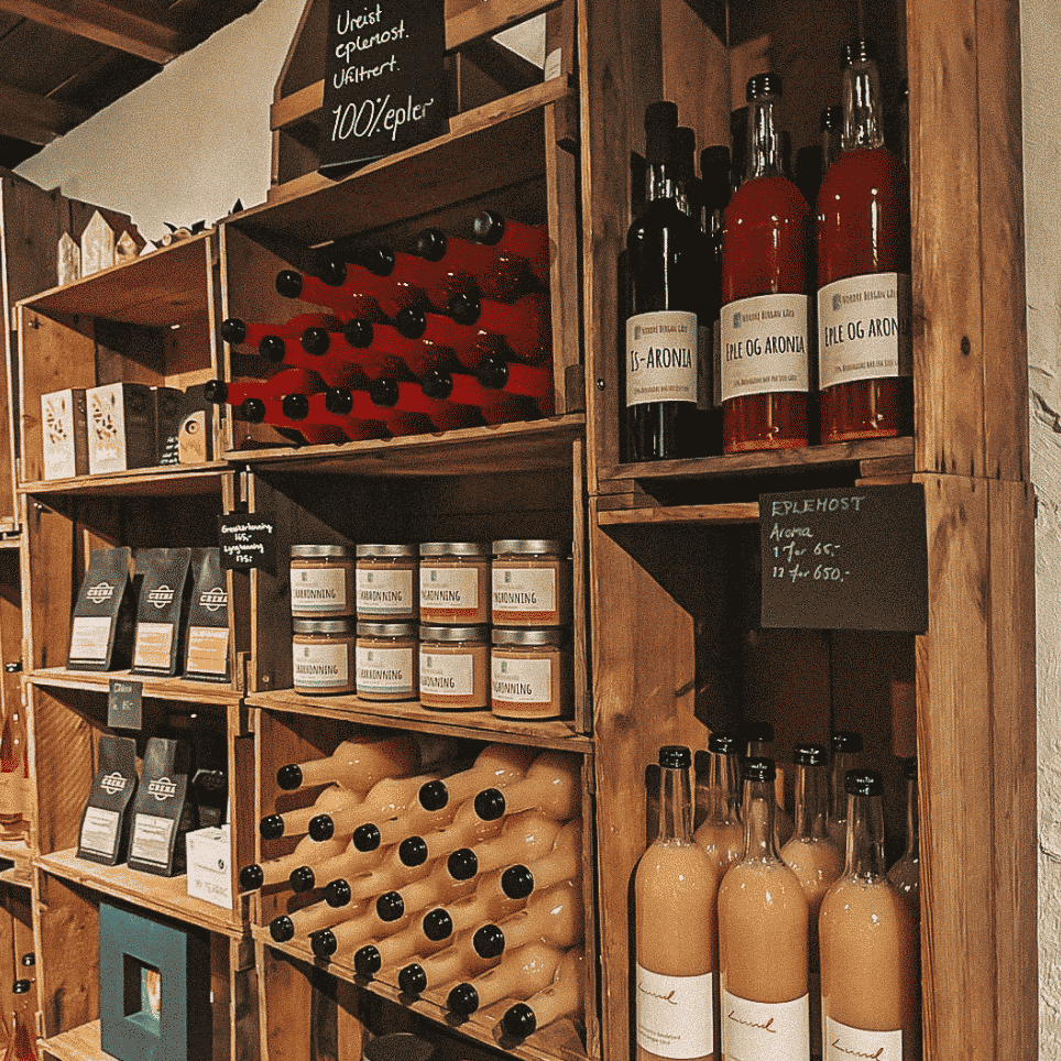 trehyller med diverse varer som eplesaft, eplesider og honning