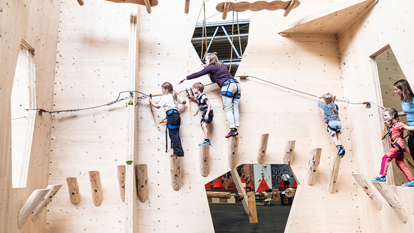 personer klatrer i klatreløyper innendørs