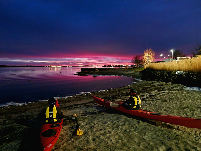 to kajakker på strand med kveldslys og solnedgang på vinteren