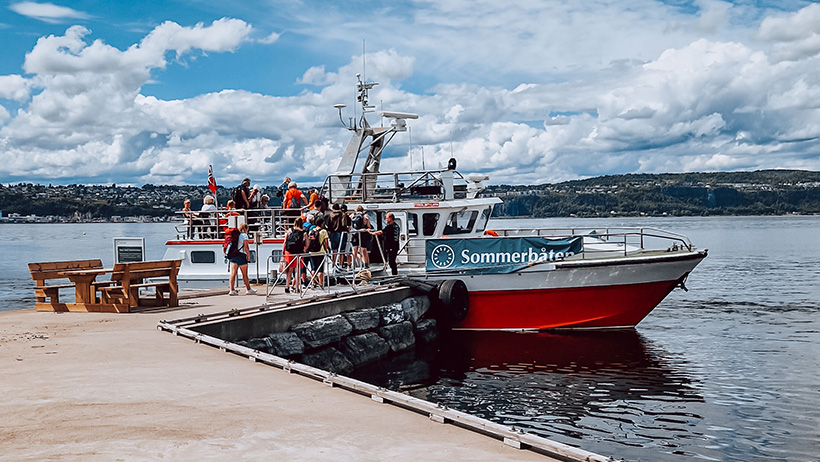 rutebåt ligger til kai