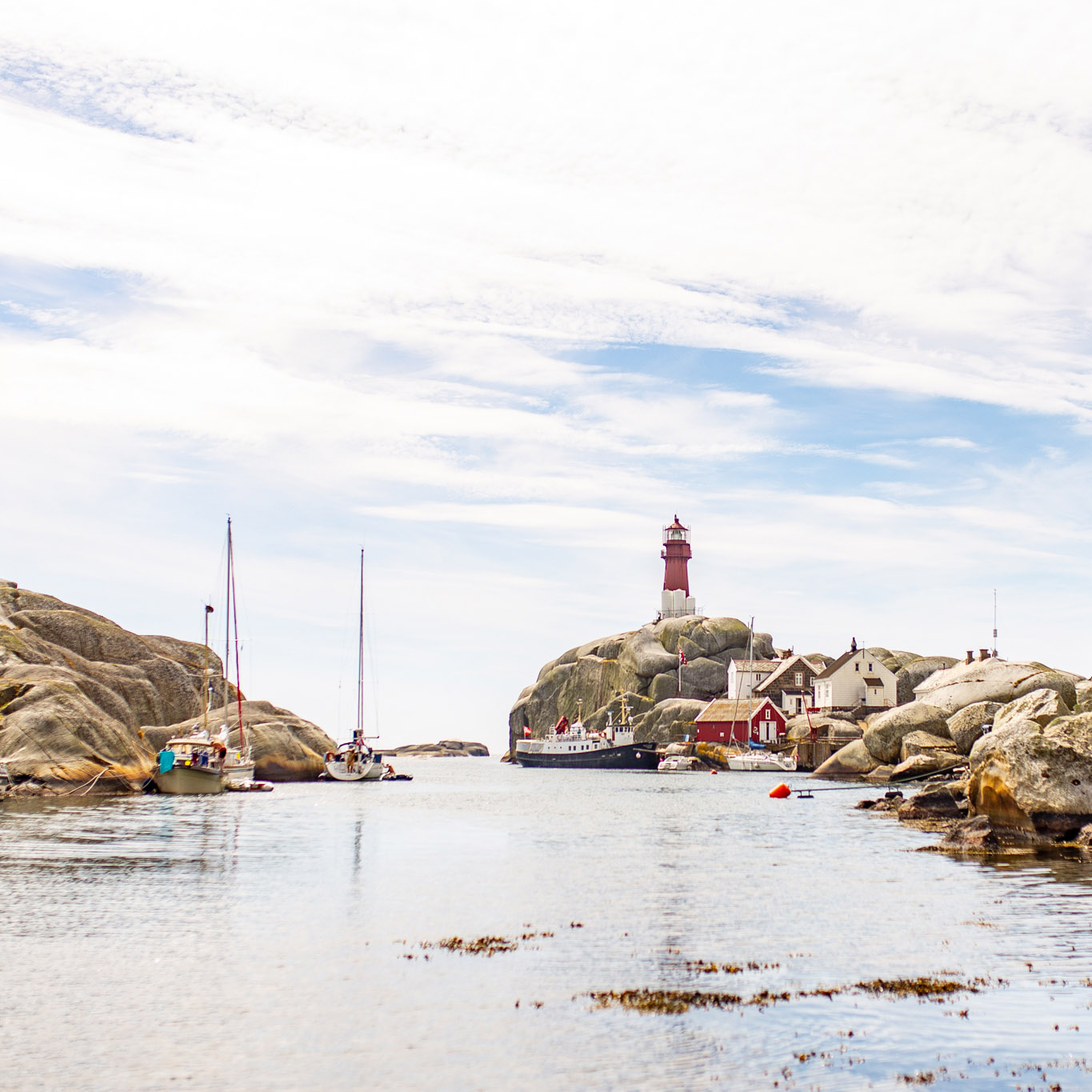 Fyrhuset på Svenner fyt, båter på vannet