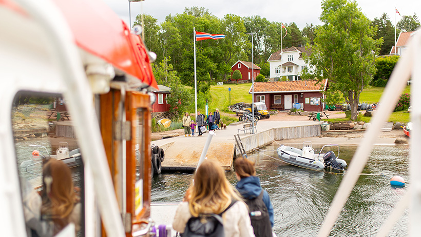 Rutebåt med passasjerer legger til kai Veierland