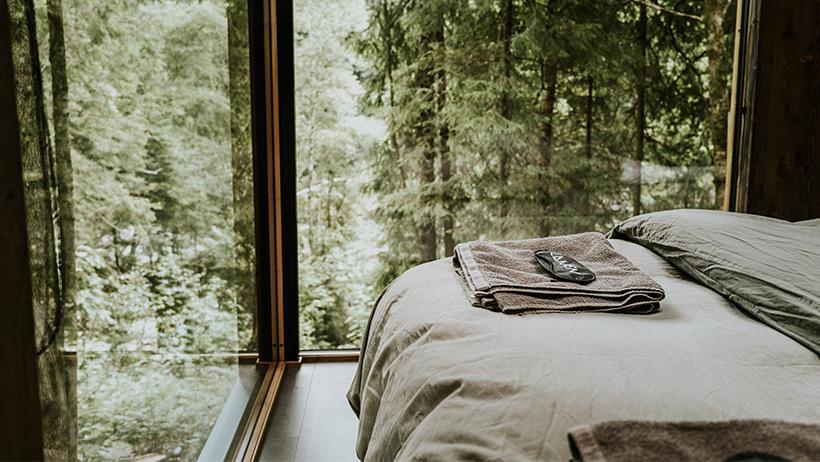Oppredd seng med utsikt til skog