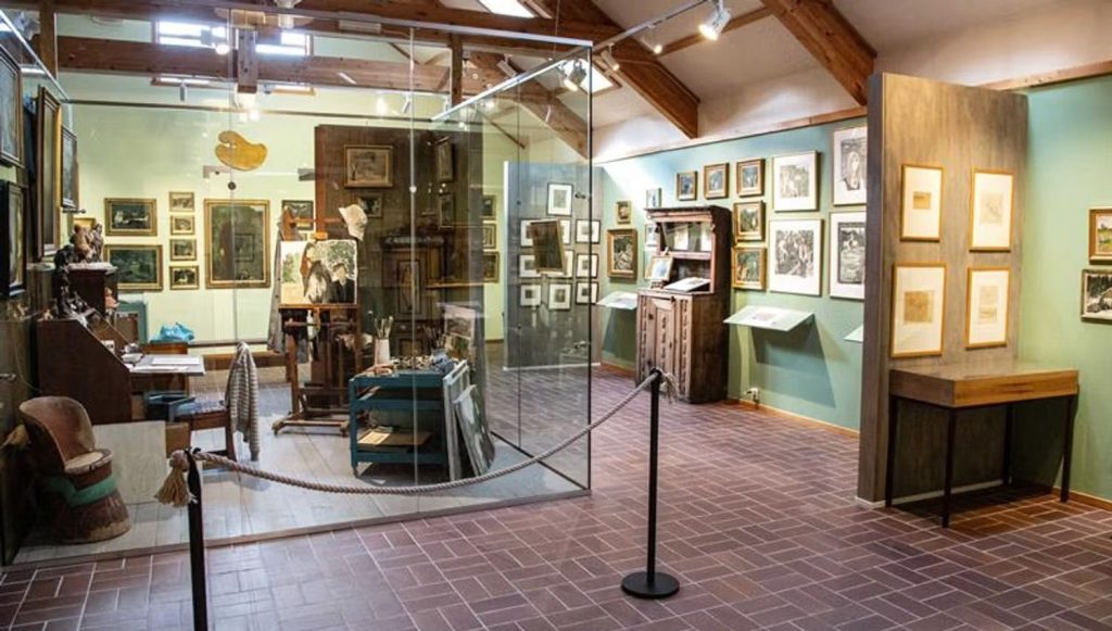 Utstillingsrom med verk av Harald Kihle på Harald Kihle kunstmuseum i Horten