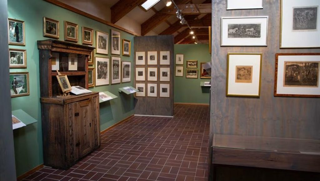 Interiør med kunstverk og atelierutstilling på Harald Kihle kunstmuseum i Horten