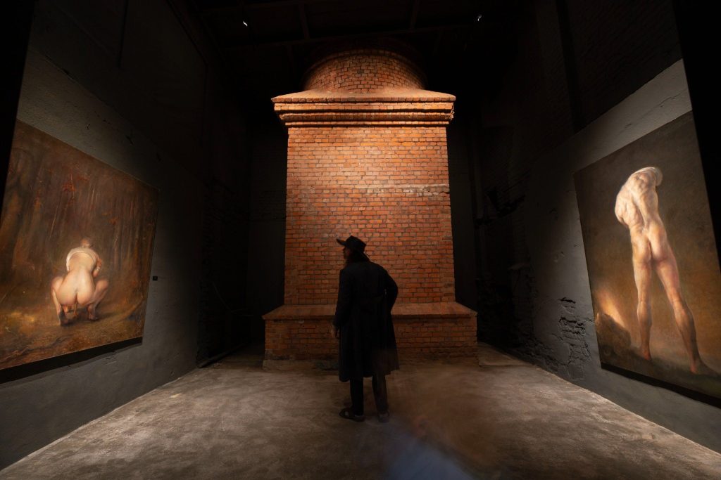 Besøkende i utstillingsrommet på Nerdrum Museum i Stavern