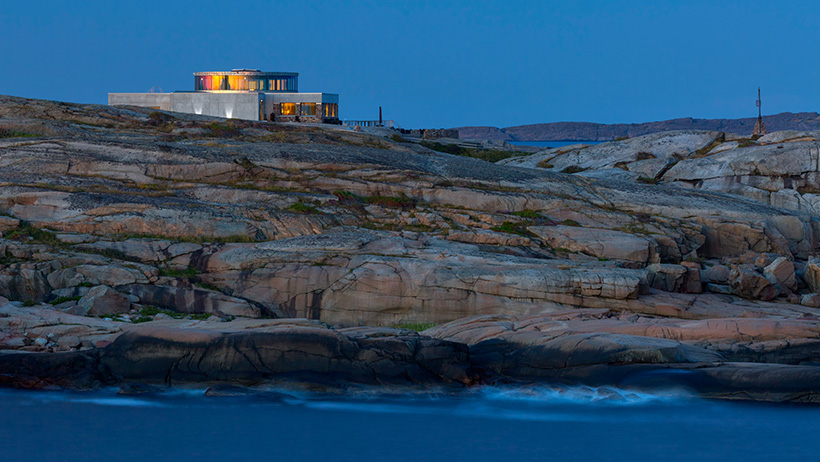 Hav og svaberg med Besøkssenter Færder Nasjonalpark