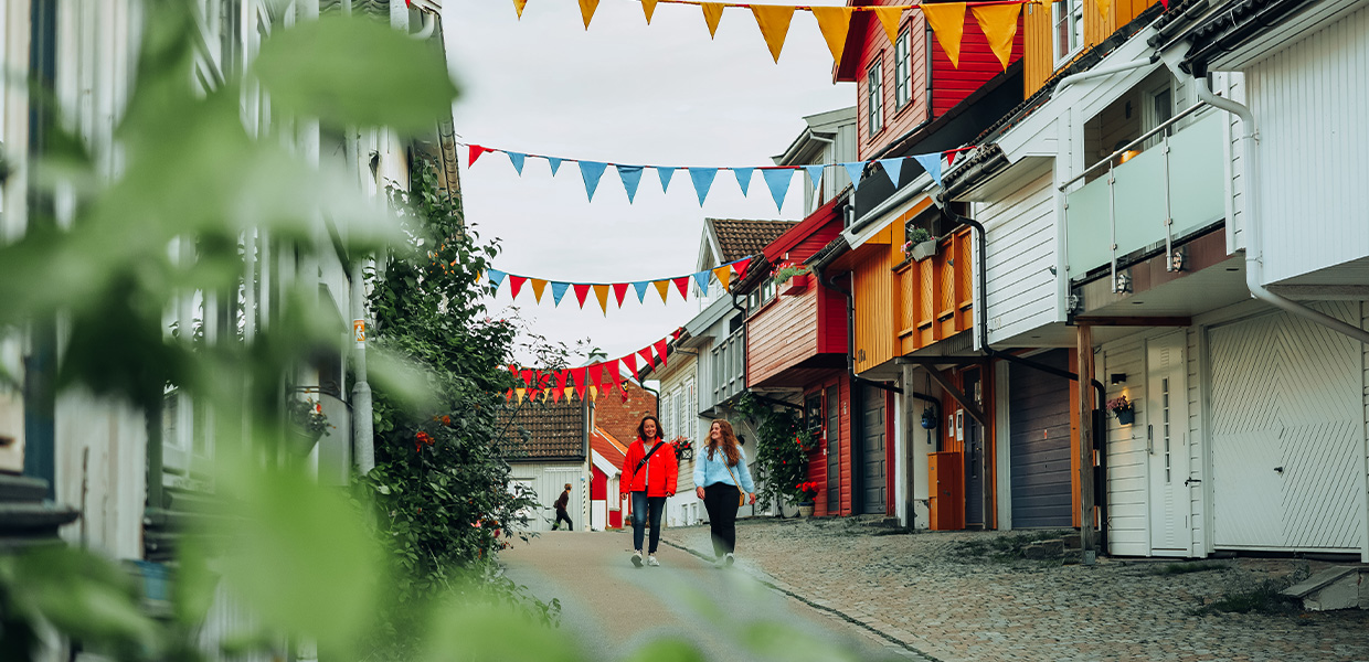 to personer går i smågatene i Tønsberg