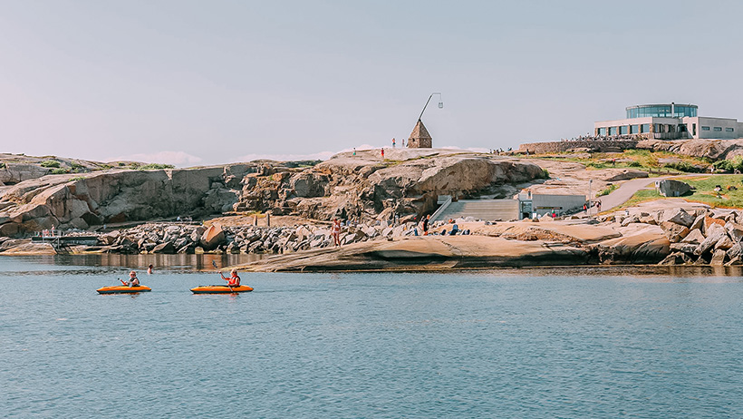 to personer i kajakk på vannet ved Verdens Ende på Tjøme