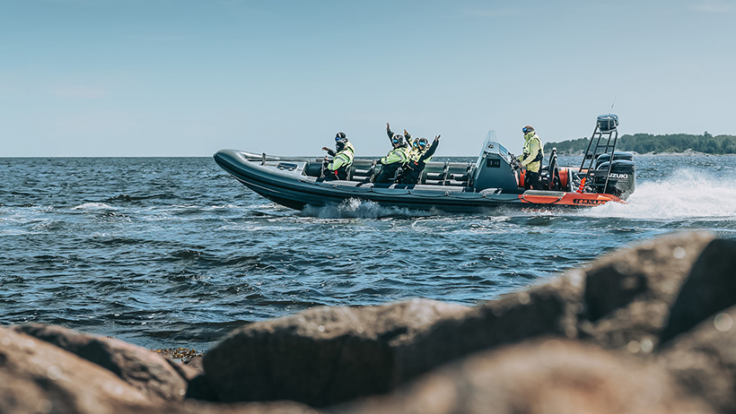 Rib på sjøen med mennesker ombord i god fart med Ribwave