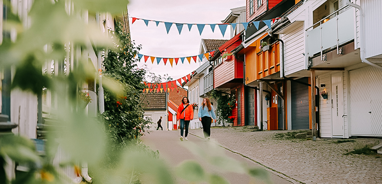 to personer går i bygate