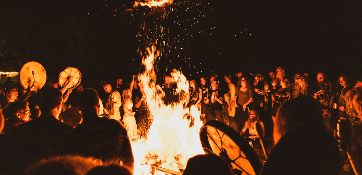 Dansing rundt bål på Midgardsblot