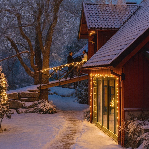 Julelyspå bygning og snø ute med julestemning