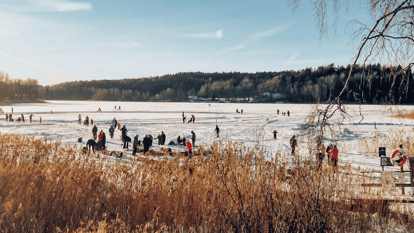 folk på tur på skøytebanen