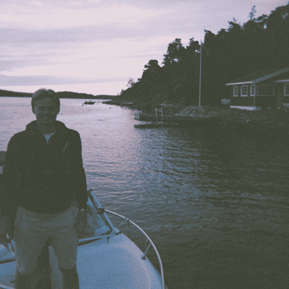 person i båt i solnedgang