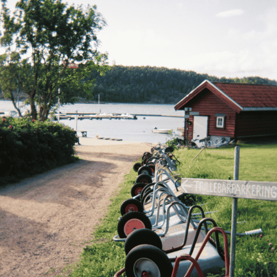 trillebårer på rekke ved sjøen