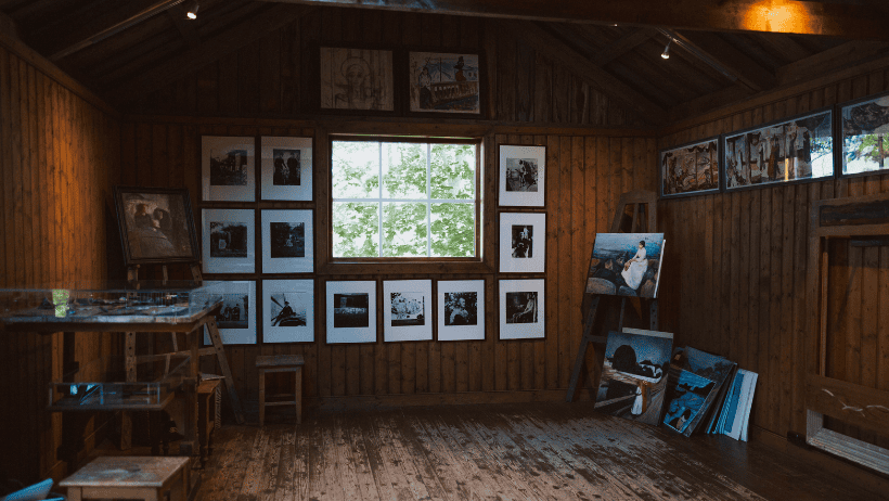 Trevegger med kunst
