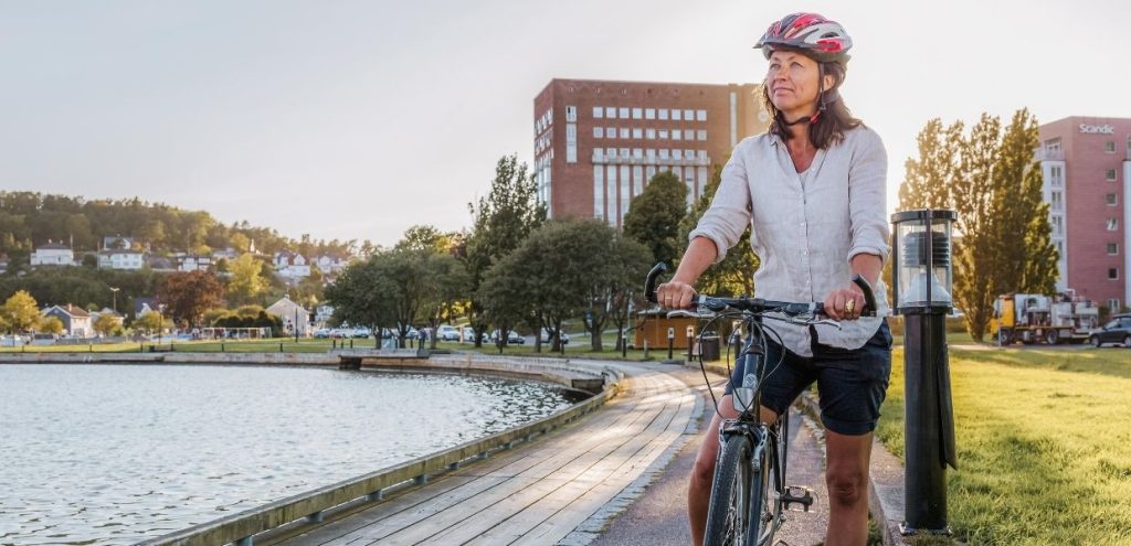 person med sykkel på brygge rett ved sjøen i Sandefjord