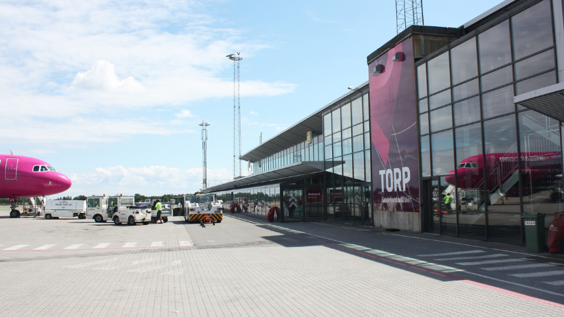et fly foran flyplassen