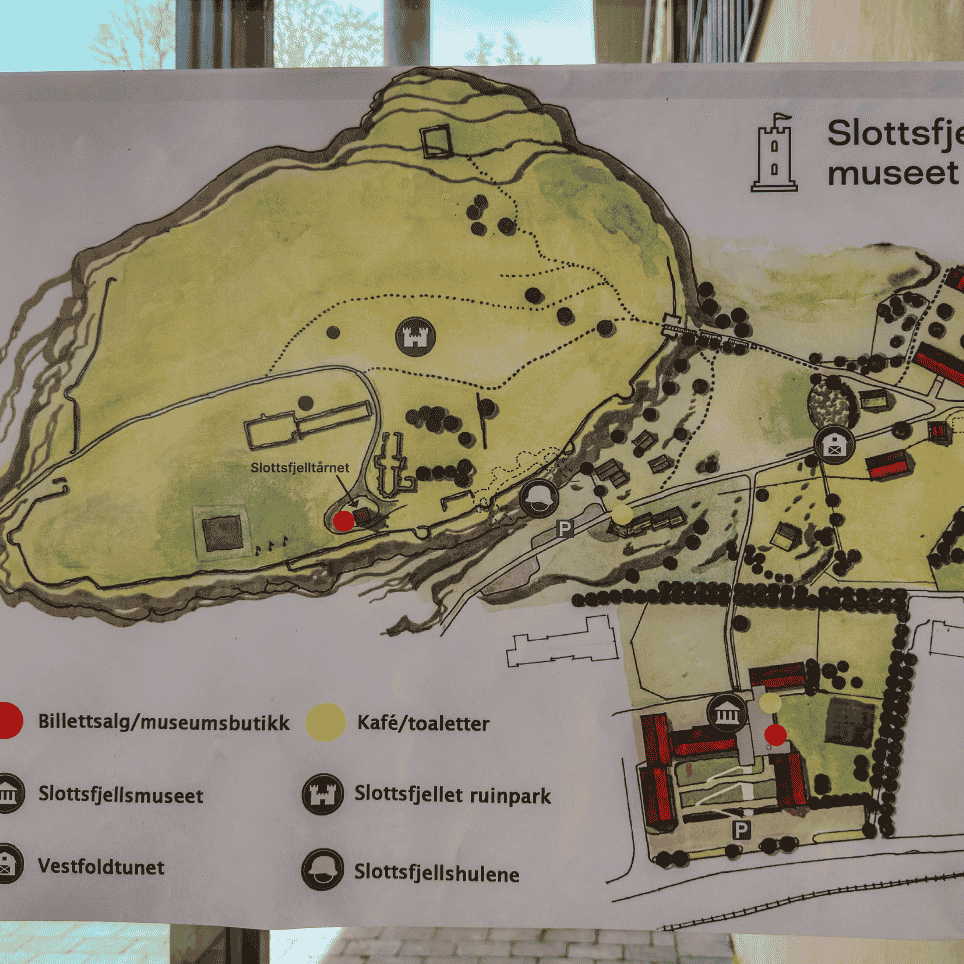 Illustrert oversiktskart over et museumsområde, med fargekodet tegnforklaring.