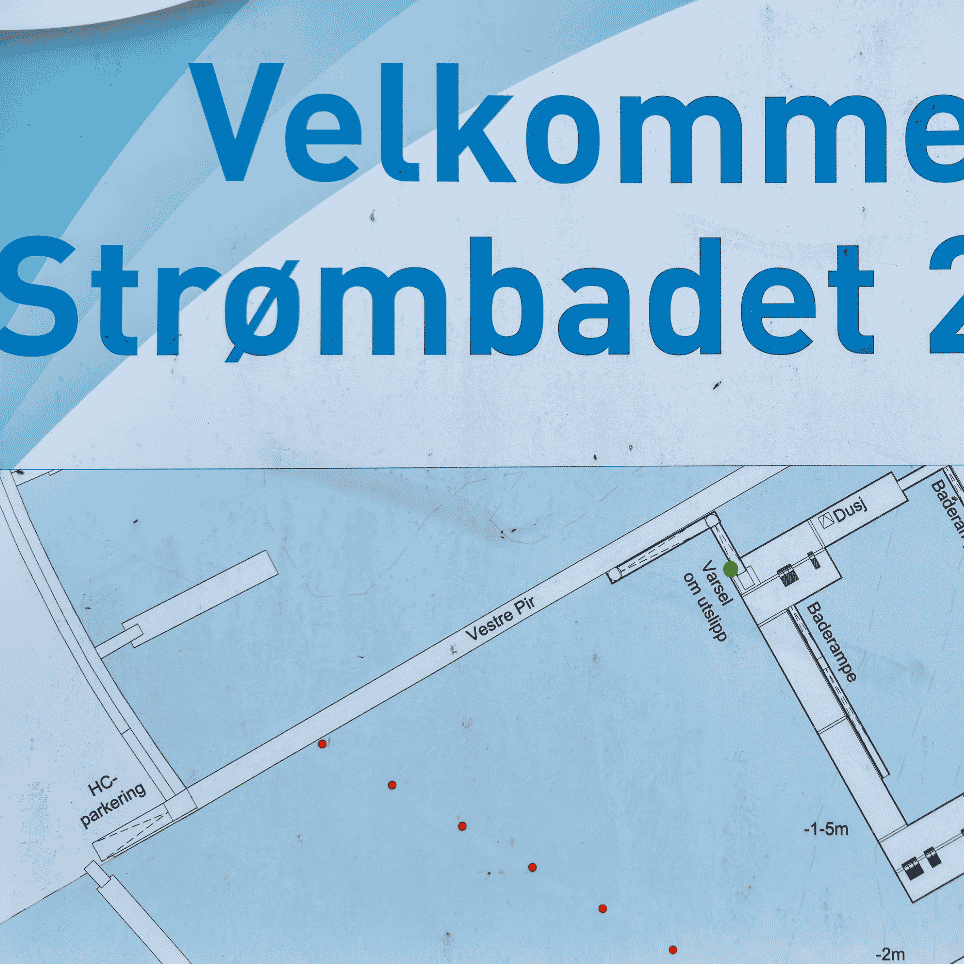 Informasjonsskilt med kart over "Strømbadet 2020", med badestige, dusj og dybdemarkeringer i sjøen.